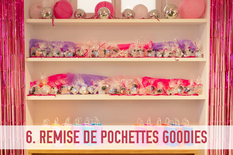 A la fin de l'animation des juniors et teens, nous remettons des pochettes goodies