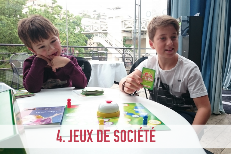 Une variété de jeux de société lors de vote kids club